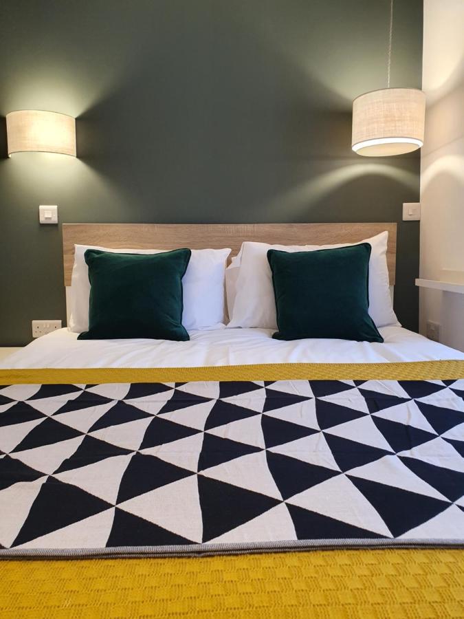 The Taylor Suite - Stunning 2-Ensuite Beds, Cathedral View Roof Garden Truro Bagian luar foto